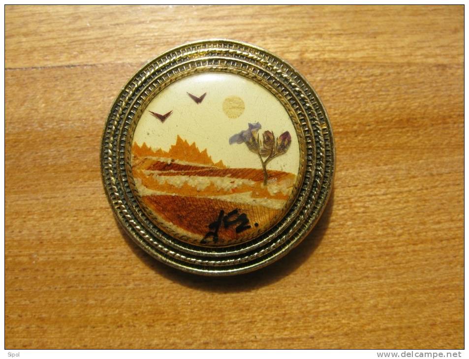 Broche  Fantaisie Ronde , à Clip, Représentant Un Paysage Fait De Feuilles Mortes Découpées , Signée J.C.R. - Brooches