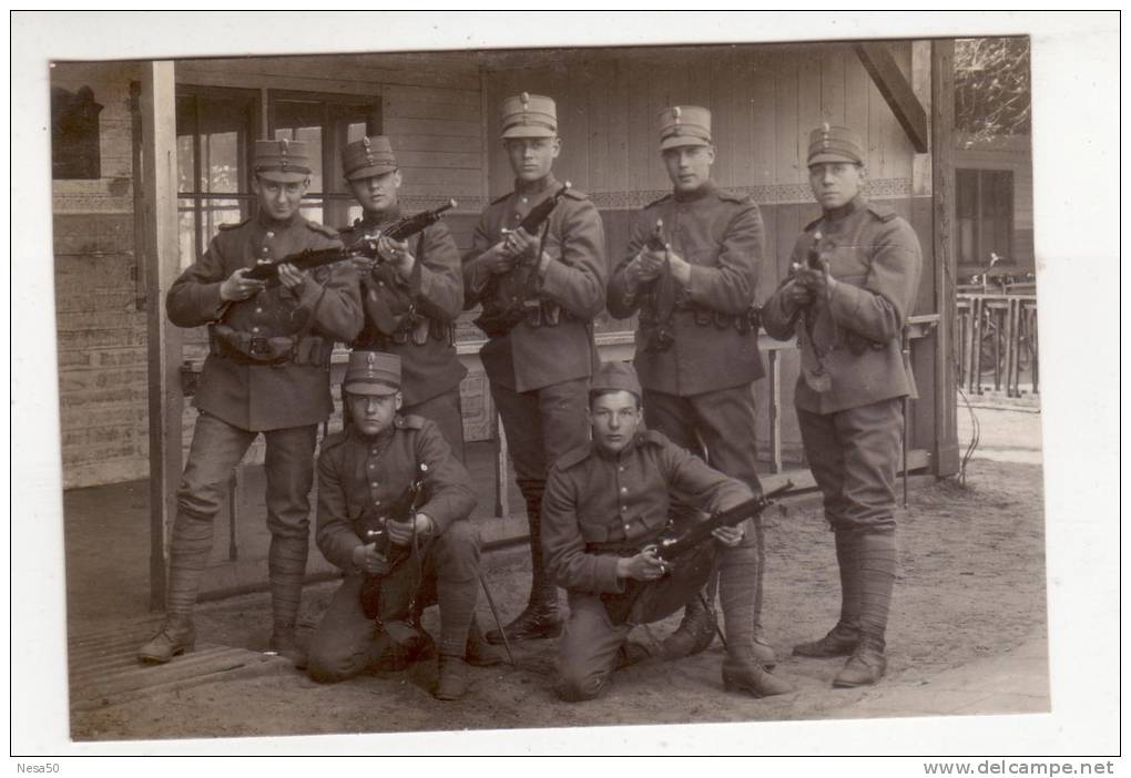 Kaart Uit Ongeveer 1925 Uniform En Geweren Op De Kazerne - Caserme