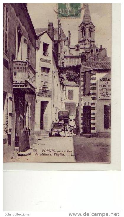 Pornic..... La Rue Du Milieu Et L'église... Boulangerie - Pornic