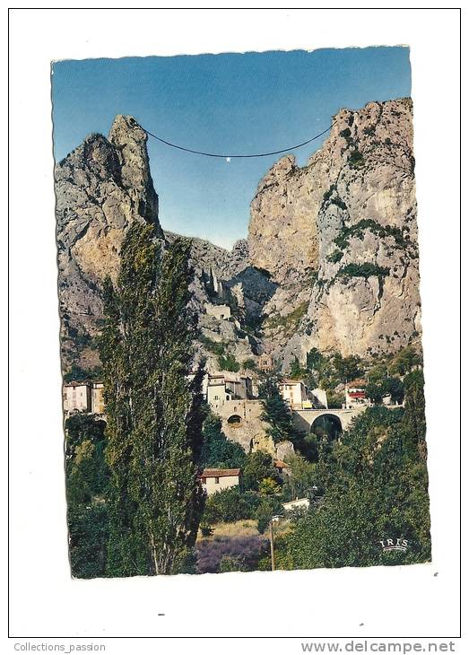 Cp, 04, Moustiers Sainte Marie, Le Village Et La Chaîne De L'Etoile - Other & Unclassified