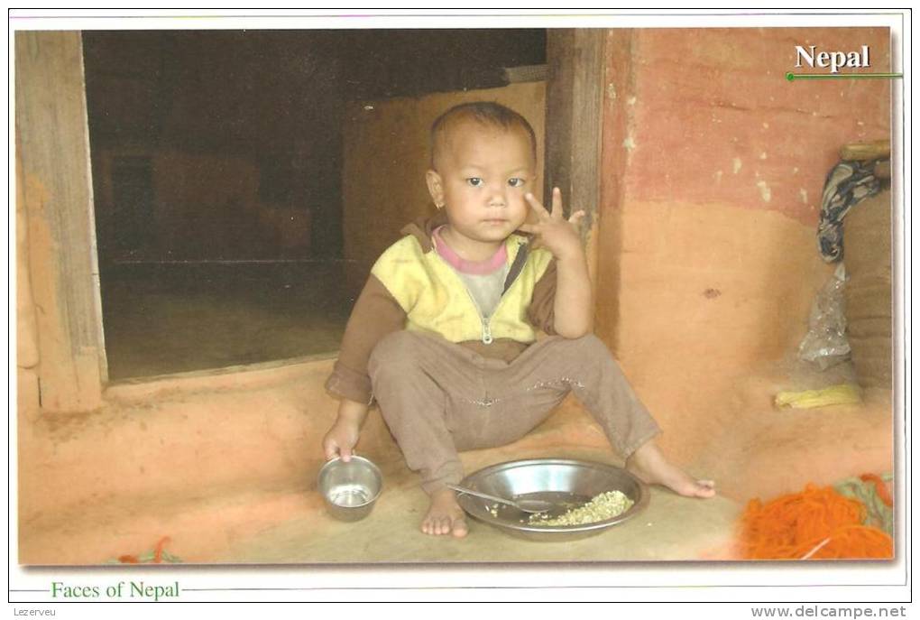 CPM NEPAL JEUNE ENFANT MANGEANT SON MISERABLE REPAS VILLAGE PRES DE KATMANDOU (NON ECRITE ) - Népal