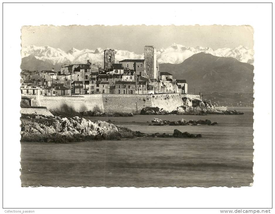 Cp, 06, Antibes, Les Remparts Et Les Alpes, Voyagée - Antibes - Les Remparts