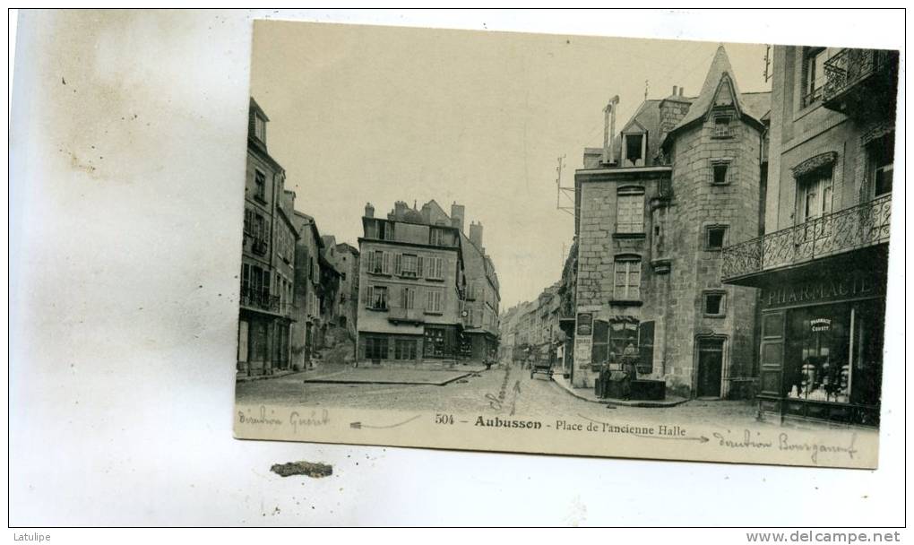 Aubusson   23   La  Place De L'Ancienne Halle  Animée  Fontaine  Et Pharmacie - Aubusson