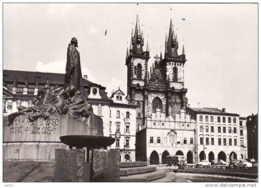Tchéquie, Prague, Place De La Vieille-Ville Avec église De Týn + Bus+ Auto,circule Non - Buses & Coaches