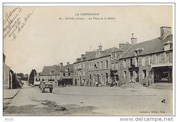 Athis La Place Et La Mairie Attelage - Athis De L'Orne