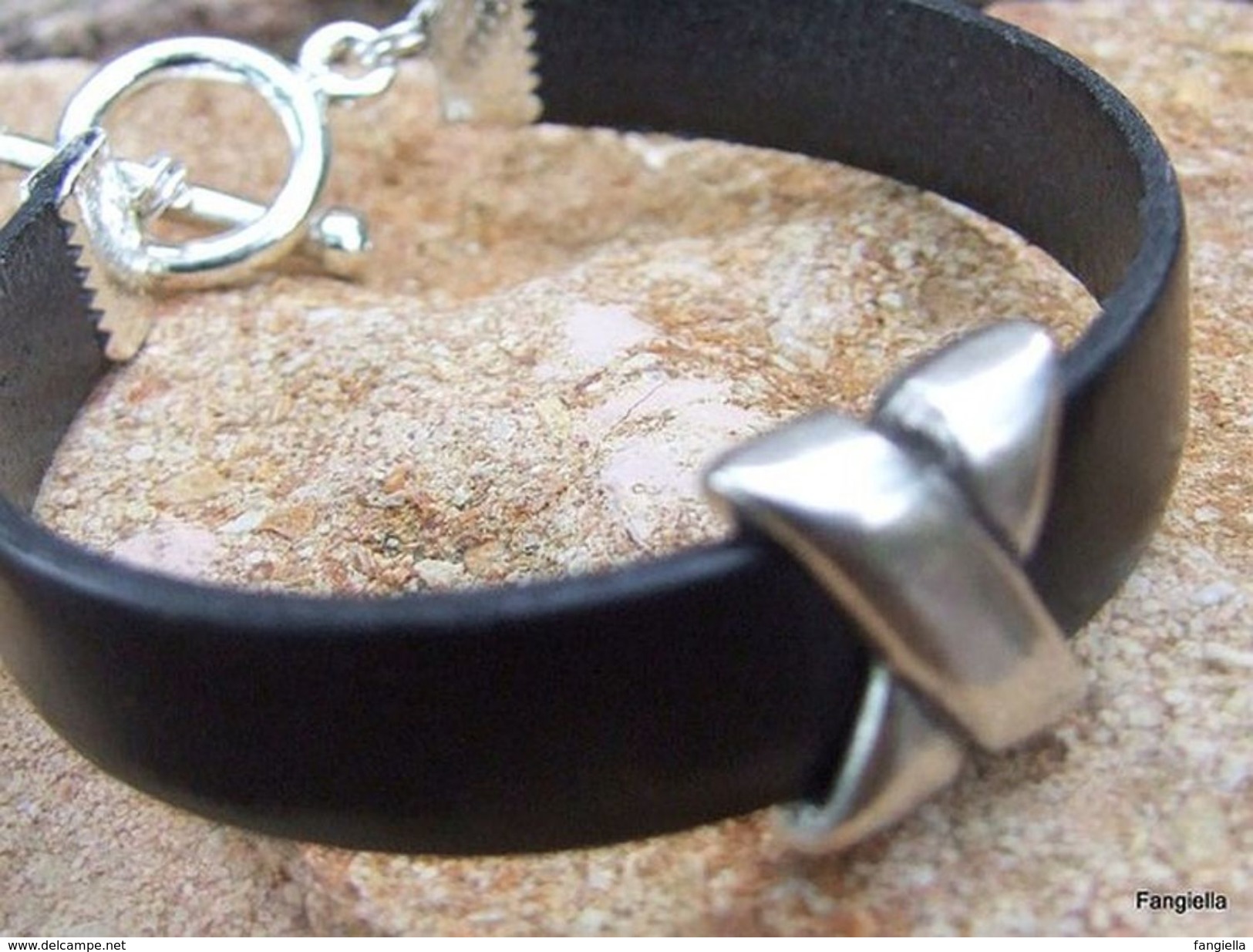 Bracelet Artisanal En Cuir Noir Et Son Superbe Passant Plaqué En Argent  Pour Un Poignet De 15 à 16cms Maximum. - Bracelets