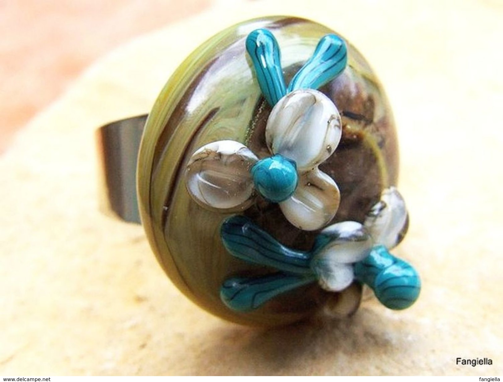 Bague En Verre Artisanal Filé Au Chalumeau Sur Anneau Réglable Argenté  Le Cabochon, Très Original, A été Réalisé Par Un - Anelli