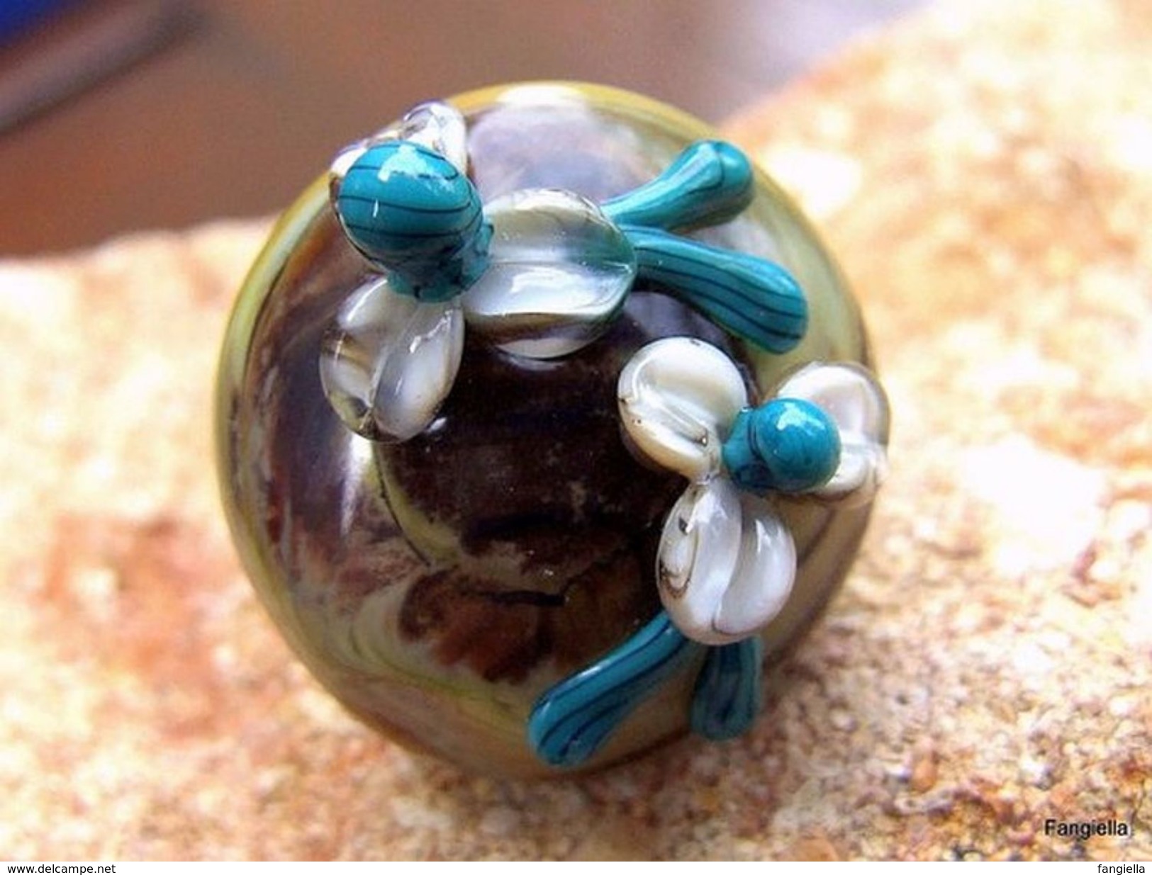 Bague En Verre Artisanal Filé Au Chalumeau Sur Anneau Réglable Argenté  Le Cabochon, Très Original, A été Réalisé Par Un - Anillos