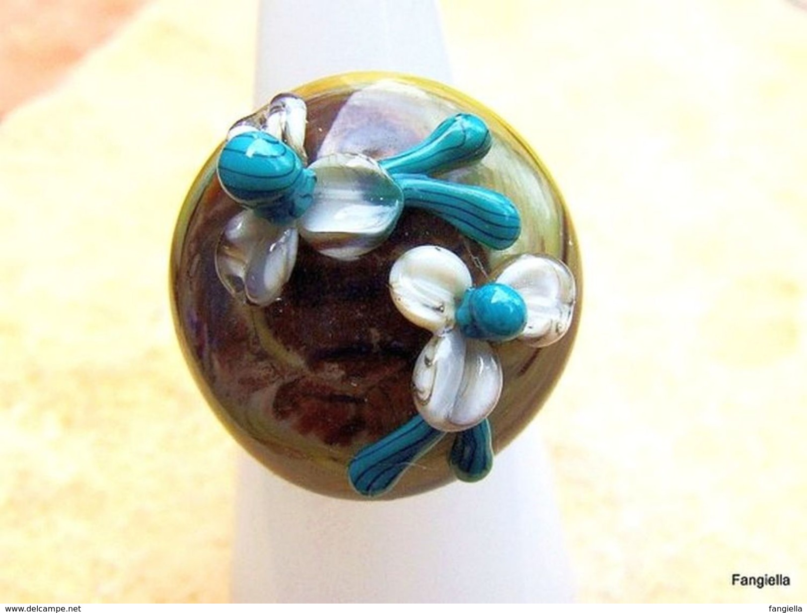 Bague En Verre Artisanal Filé Au Chalumeau Sur Anneau Réglable Argenté  Le Cabochon, Très Original, A été Réalisé Par Un - Anillos