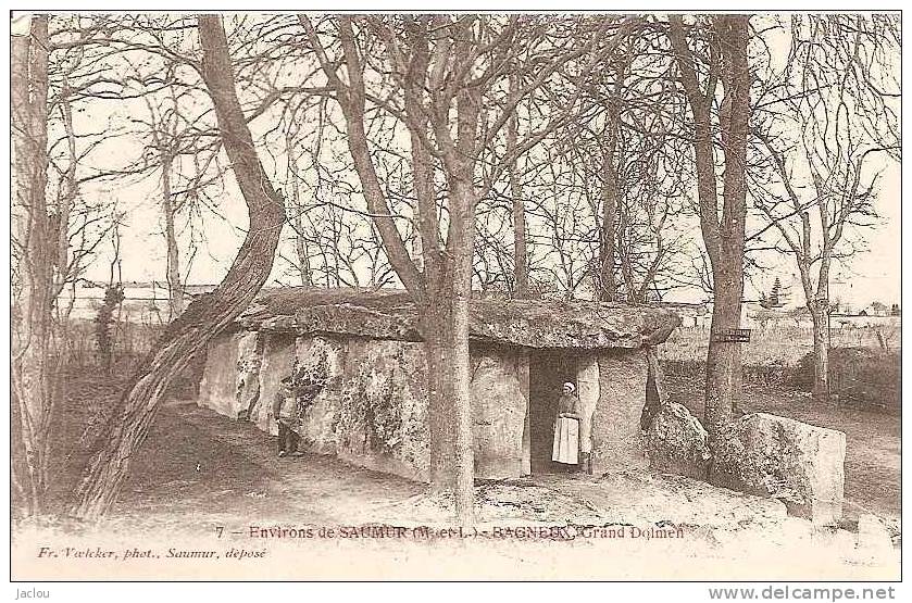 ENVIRONS DE SAUMUR ,BAGNEUX GRAND DOLMEN (PERSONNAGES) REF 22786 - Dolmen & Menhirs