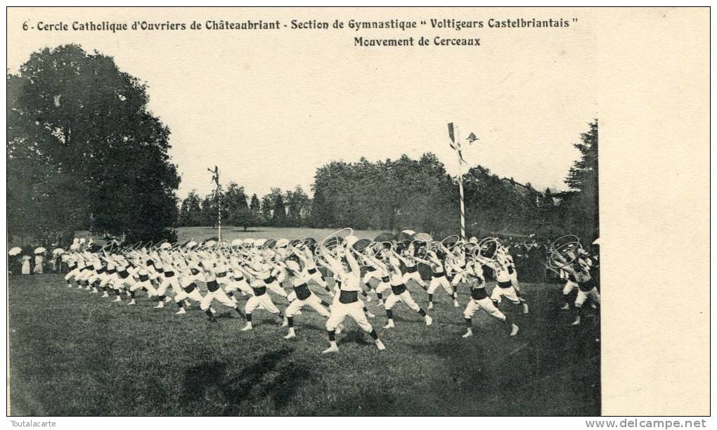 CPA 44 CERCLE CATHOLIQUE DE CHATEAUBRIANT SECTION DE GYMNASTIQUE MOUVEMENT ET CERCEAUX - Châteaubriant