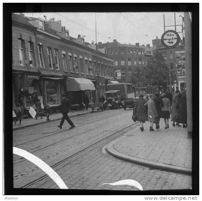 ROTTERDAM (Z.H.) - unieke verzameling van 25 originele diapositieven (glasplaatjes) met straatbeelden ca. 1920-1950