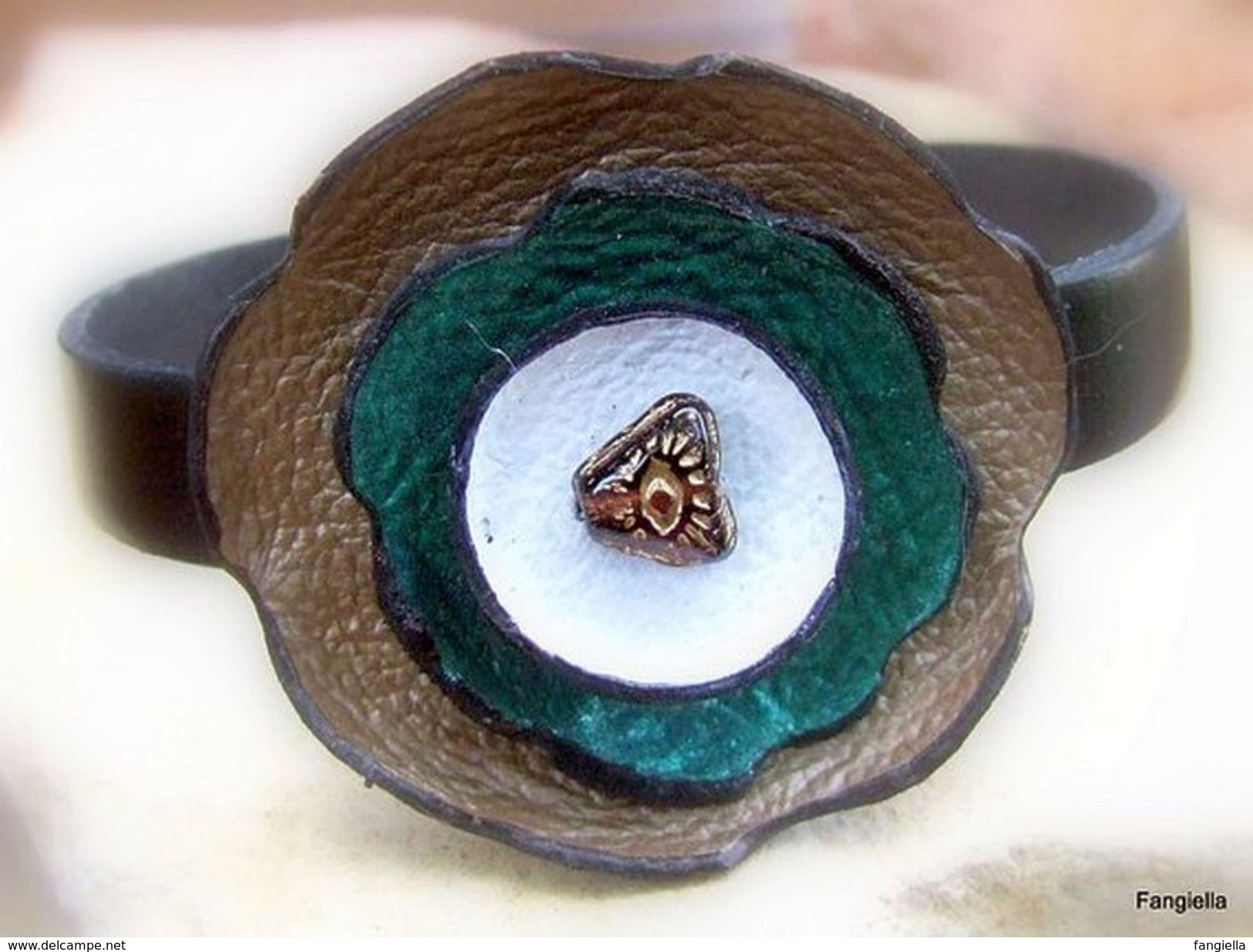 Bracelet Artisanal En Cuir Noir Et Sa Fleur Bronze Vert Blanc Fermé Par Un Superbe Fermoir Plaqué Argent - Bracciali