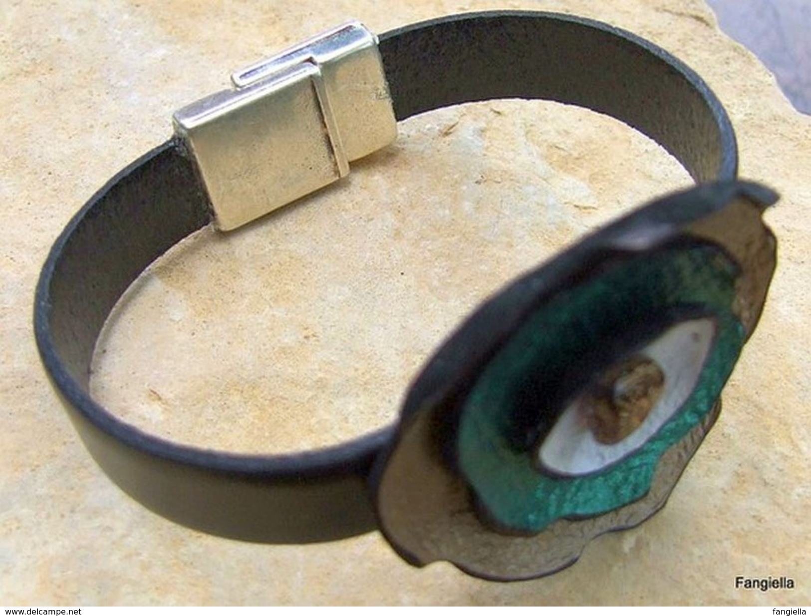 Bracelet Artisanal En Cuir Noir Et Sa Fleur Bronze Vert Blanc Fermé Par Un Superbe Fermoir Plaqué Argent - Bracciali