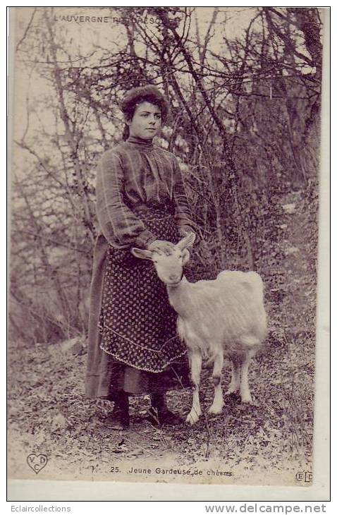 Non Localisé Auvergne, Cantal  15. Gardienne De Chèvre   (voir Scan) - Andere & Zonder Classificatie