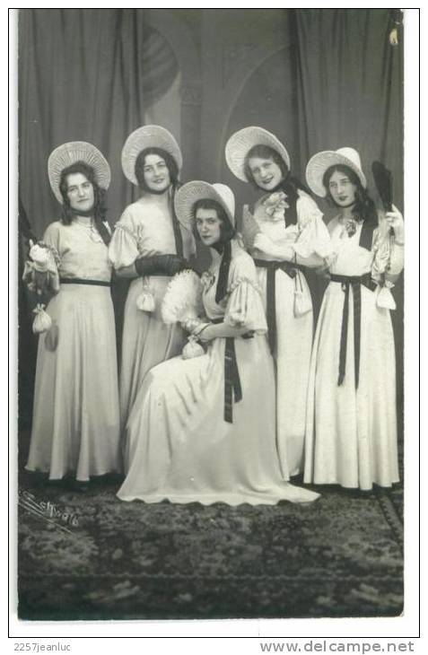 Carte Photo  5 Jeunes Femmes ( Catherinette )  Avec Chapeaux Dos 1933 Fasheiug Abend ?? - Autres