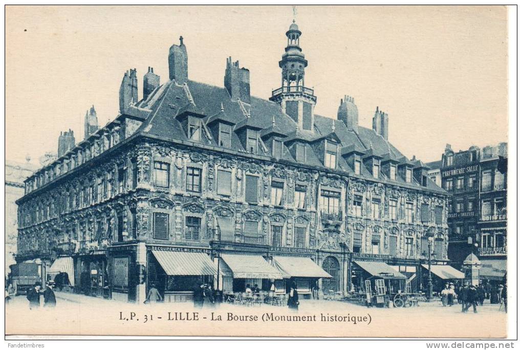 CPA : LILLE (N° 31) : La Bourse (Monument Historique) - Quelques Personnes Sur La Place - - Lille