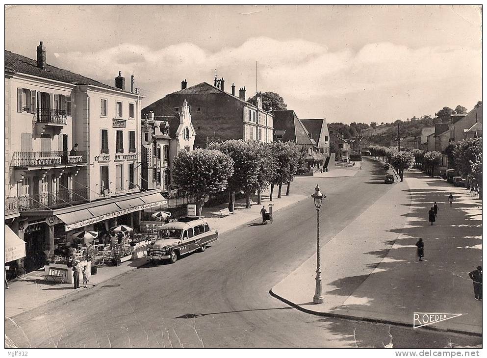 CONTREXEVILLE (88) L'Esplanade Hotel Des XII Apotres Taxi Grande Capacité D'origine US - Taxis & Fiacres