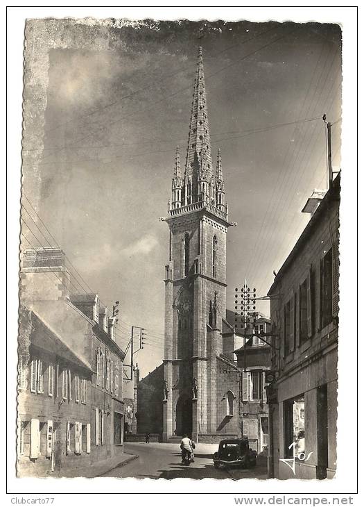 Plouescat (29) : La Rue Menant à L'église Paroissiale Env 1960 (animée). - Plouescat