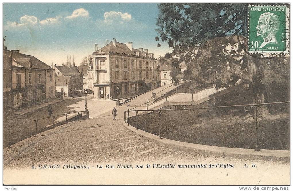 9. CRAON : Rue Neuve Vue De L'escalier Monumental De L'Eglise - RARE CPA - - Craon