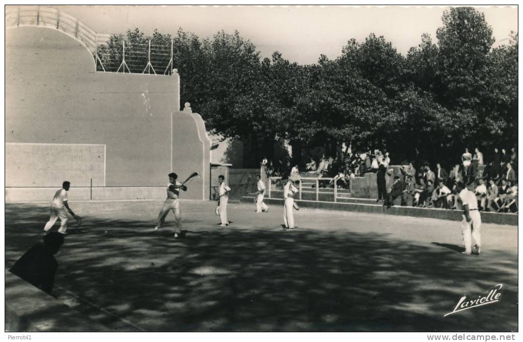 SAINT JEAN DE LUZ - Une Partie De Chistéra Au Fronton De Pelote Basque - Saint Jean De Luz