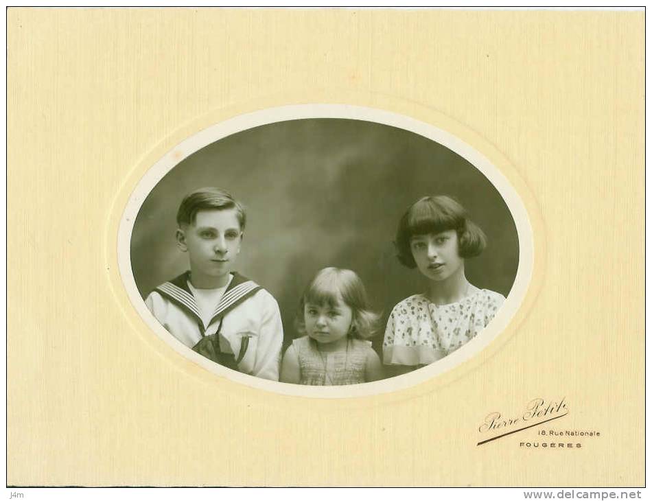 Photographie Ancienne De Pierre PETIT, Rue Nationale à FOUGERES (35): ENFANTS ( Famille Roussel) - Non Classés