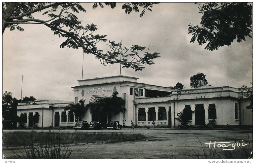 AFRIQUE - CONGO - BRAZZAVILLE - Les P.T.T (bâtiment Poste Télégraphe  Téléphone Et Véhicules) - Brazzaville