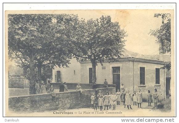 69 // GLEIZE  / CHERVINGES  La Place Et L'école Communale  ANIMEE - Gleize