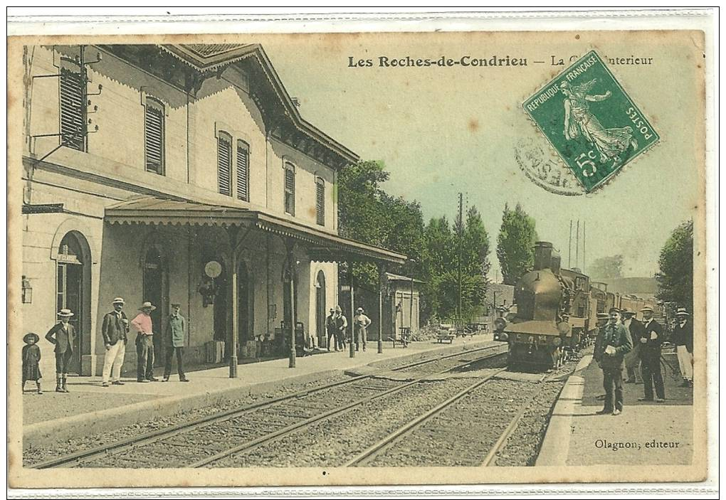 LES ROCHES DE CONDRIEU  TRAIN ENTRANT EN GARE PERSONNAGES SUR QUAI COULEURS Petites Taches - Autres & Non Classés