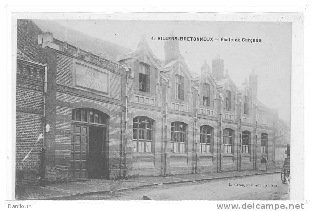 80 // VILLERS BRETONNEUX, Ecole De Garcons,   L Caron édit - Villers Bretonneux