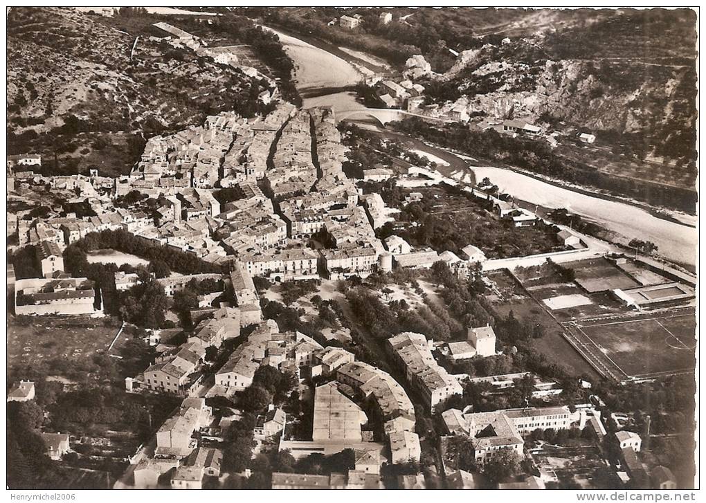 Drome - Nyons , Vue Aérienne Et Terrain De Sport Stade A Gauche - Nyons