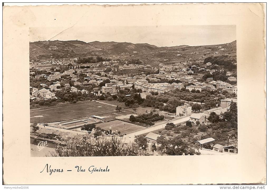 Drome - Nyons , Vue Aérienne Et Terrain De Sport Stade A Droite En 1956 - Nyons