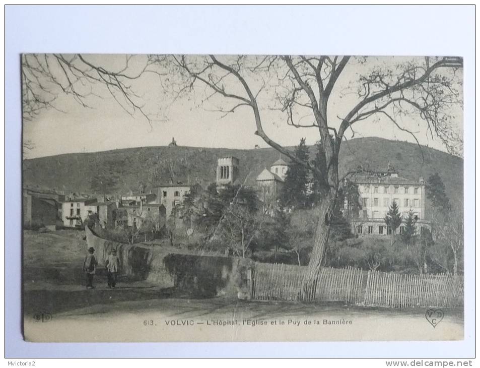 VOLVIC - L'Hopital , L'Eglise Et Le Puy De Bannière. - Volvic