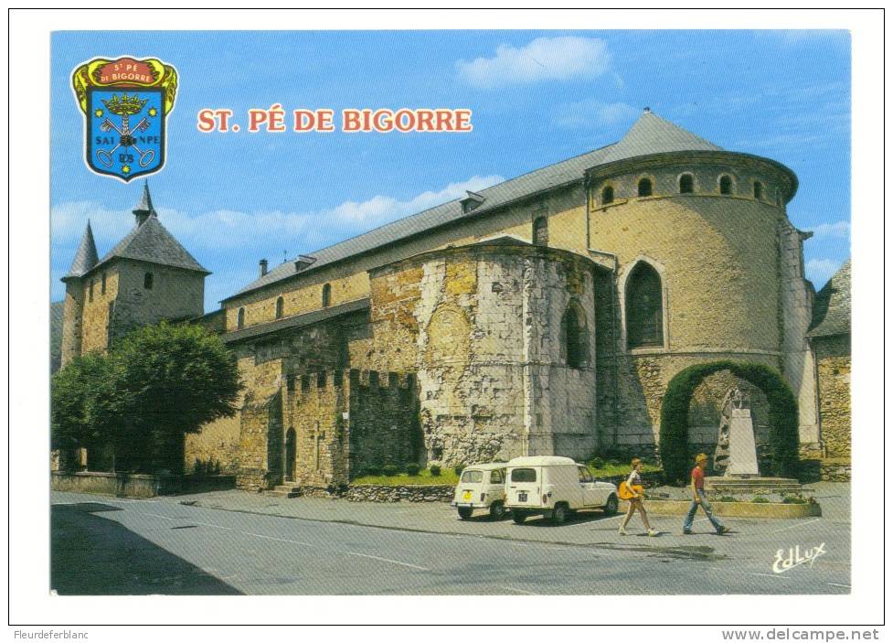 Saint Pé De Bigorre (65) - CPM - L'église, Monument Aux Morts, Renault 4L, Blason - Saint Pe De Bigorre