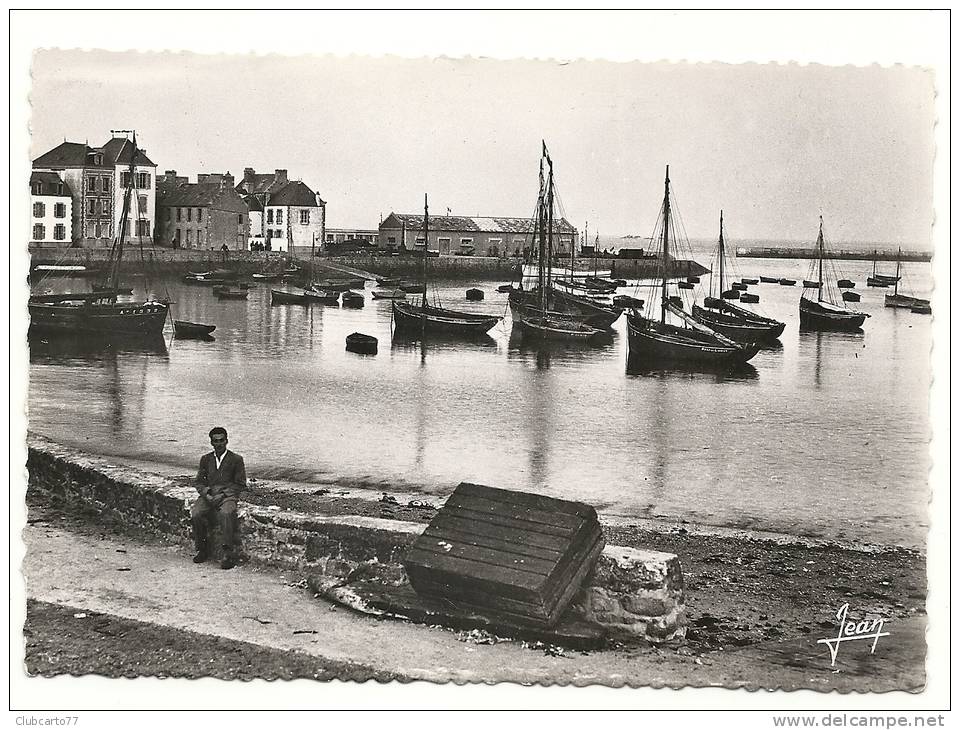 Ile De Sein (29) : Le Port Env 1950 (animée). - Ile De Sein