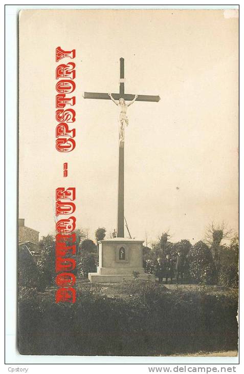 85 - DOMPIERRE Sur YON - Rare Carte Photo Du Calvaire Avec Christ Au Cimetière - Dos Scané - Dompierre Sur Yon