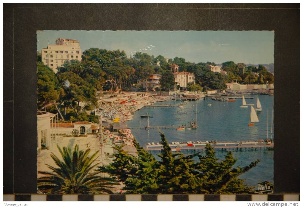 JUAN LES PINS LA TERRASSE DU CASINO L'HOTEL PROVENCAL ET LA PLAGE A DROITE DANS LES PINS L'HOTEL BELLES RIVES - Juan-les-Pins