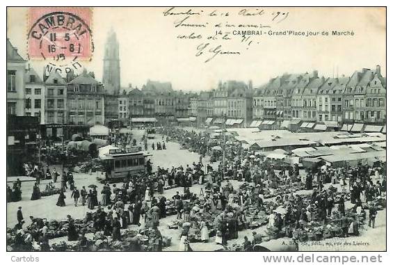 59 CAMBRAI Grand'Place Jour De Marché (très Animée) - Cambrai