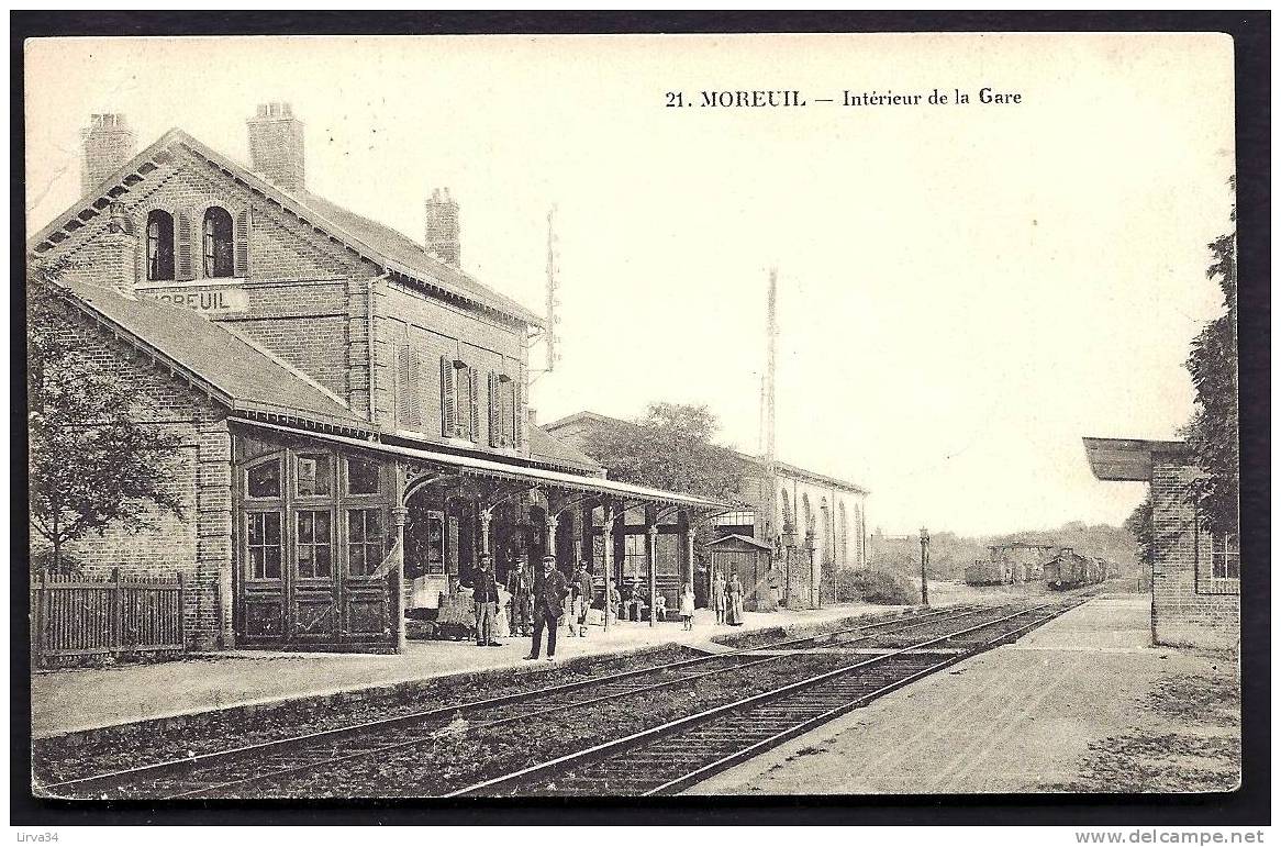 CPA  ANCIENNE- FRANCE- MOREUIL (80)- INTERIEUR DE LA GARE EN GROS PLAN- BELLE ANIMATION DU QUAI- TRAIN - - Moreuil