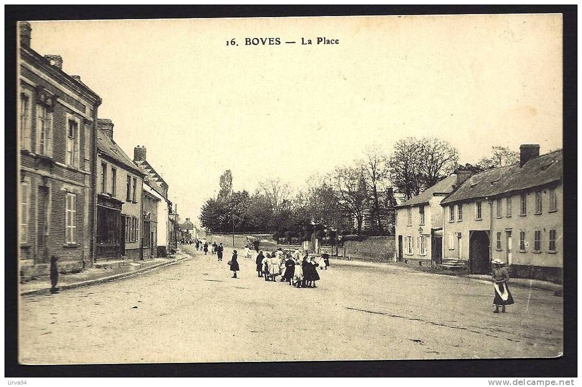 CPA  ANCIENNE- FRANCE- BOVES (80)- LA PLACE DU VILLAGE EN GROS PLAN AVEC BELLE ANIMATION- - Boves