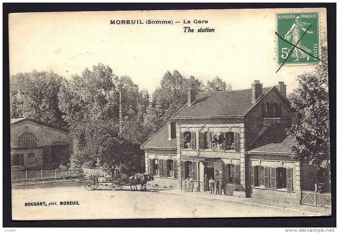 CPA  ANCIENNE- FRANCE- MOREUIL (80)- LA GARE COTÉ EXTERIEUR EN GROS PLAN- BELLE ANIMATION- ATTELAGE UTILITAIRE- - Moreuil