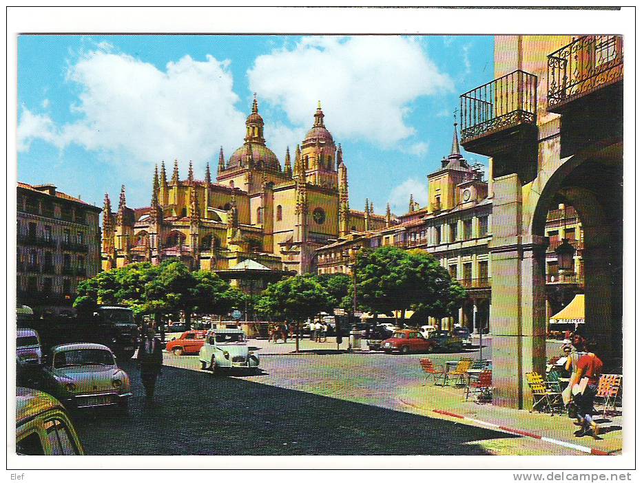 SEGOVIA, Espana: Plaza Del General Franco Y Catedral; AUTO 2 Cv CITROEN, Dauphine RENAULT, Animée,TB - Segovia