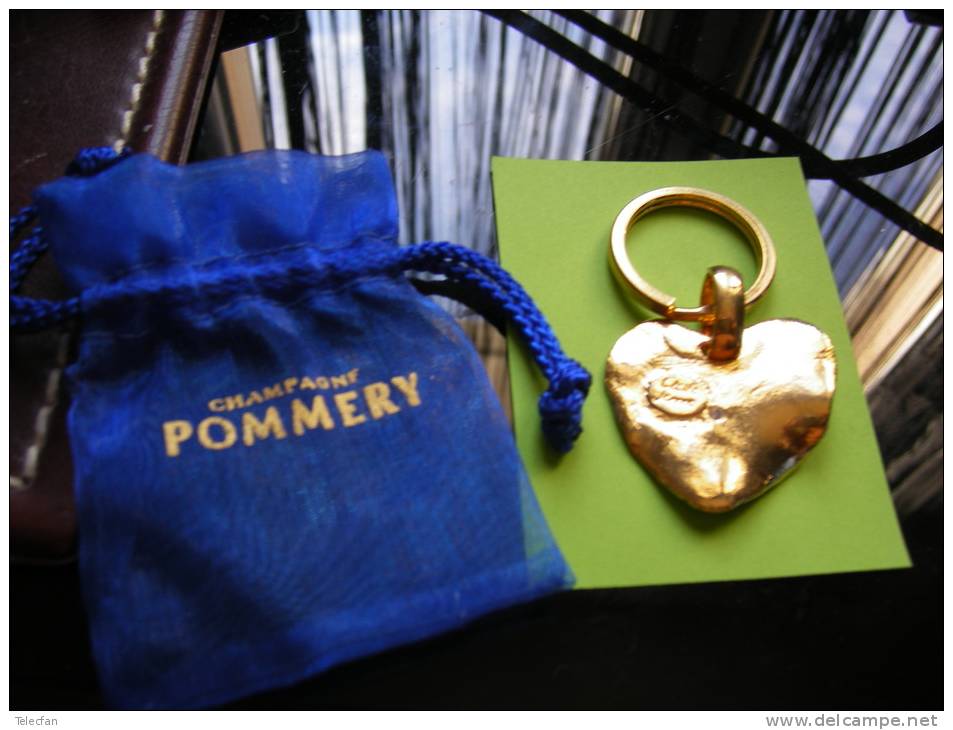 SUPERBE PORTE CLEFS CHAMPAGNE POMMERY FORME DE COEUR DORE DANS SON GOUSSET EN TISSU RARE - Accessories