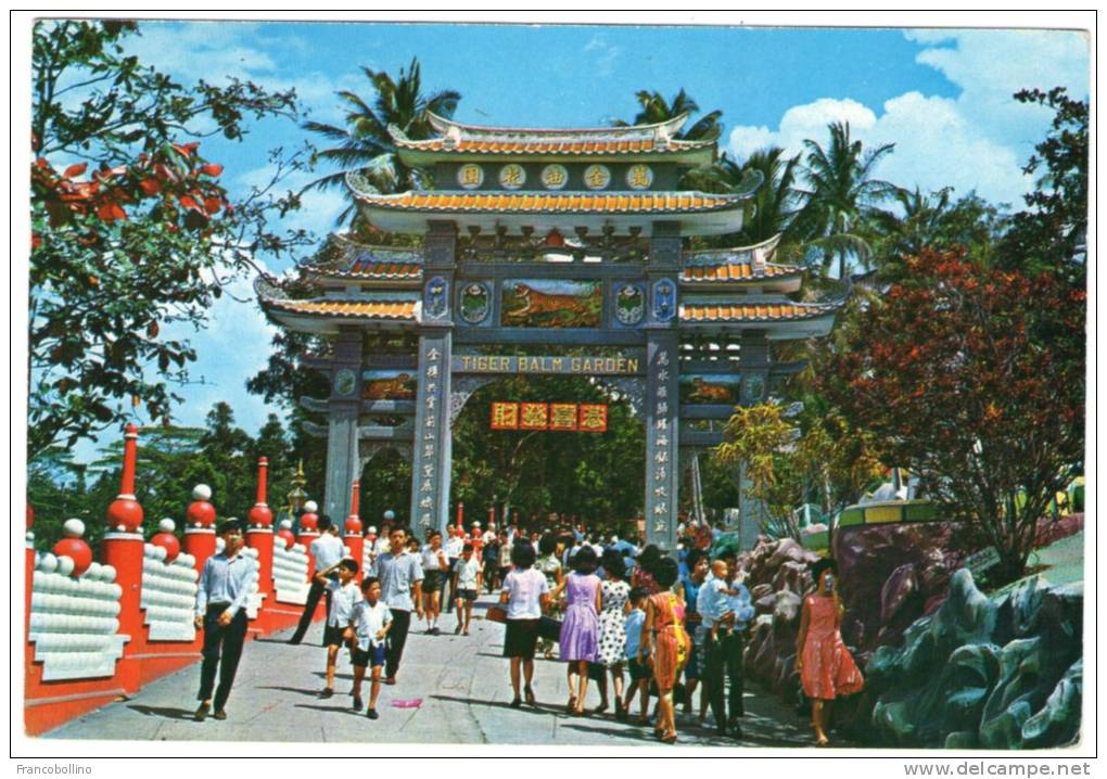 SINGAPORE-HAW PAR VILLA SINGAPORE - THE MAIN GATE OF THE VILLA SHOWING THE LARGE THRONGS - Singapore