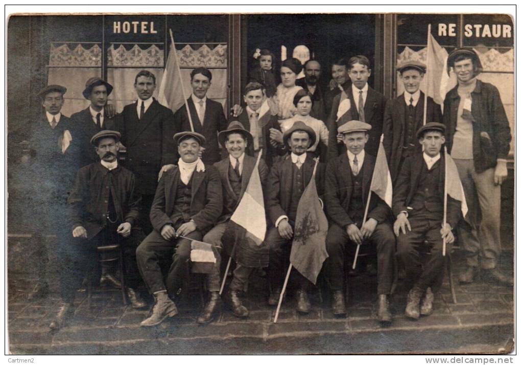 CARTE PHOTO : DEVANTURE D'UN RESTAURANT ANIMEE PERSONNAGES AU DRAPEAU FRANCAIS FETE INAUGURATION LIBERATION ARMISTICE - Inaugurations