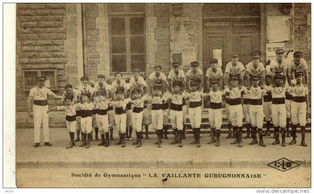 CPA (71)    GEUGNON Societé De Gymnastique  LA VAILLANTE GUEUGNONNAISE  (etat Moyen) - Gueugnon