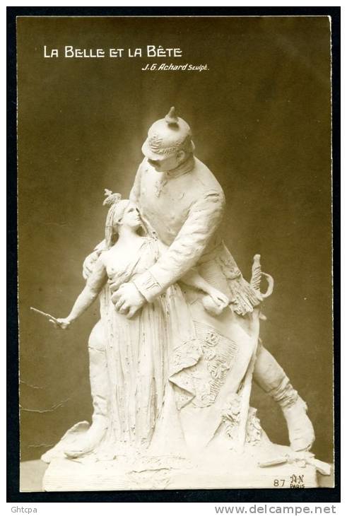 CPA. CARICATURE GUERRE 1914-18. Sculpt. Signée J.G. Achard.  LA BELLE ET LA BÊTE. - Patriotiques