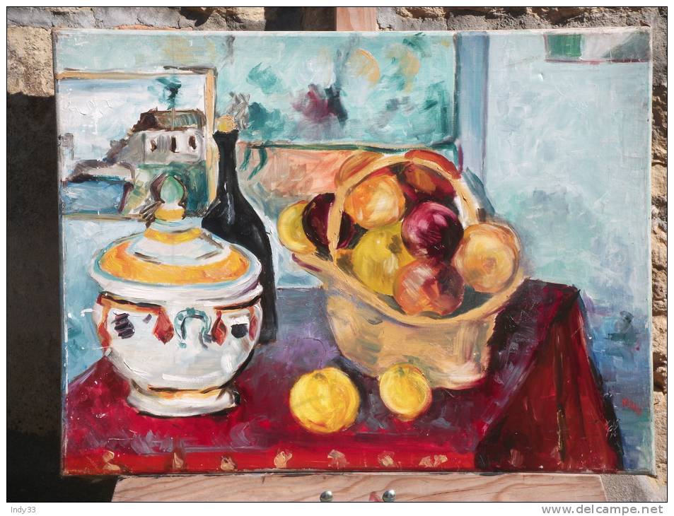 - NATURE MORTE AVEC SOUPIERE ET BOUTEILLE . HUILE SUT TOILE .   SIGNEE EN BAS A DROITE - Oelbilder