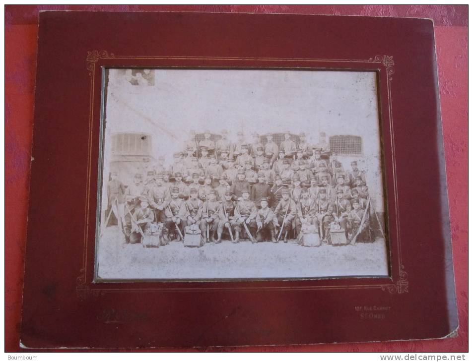 ANCIENNE PHOTO MILITAIRE DU 110 ET 8 REGIMENT (R.CARPOT - 101  RUE CARNOT ST OMER) Devant La Caserne? - Lieux