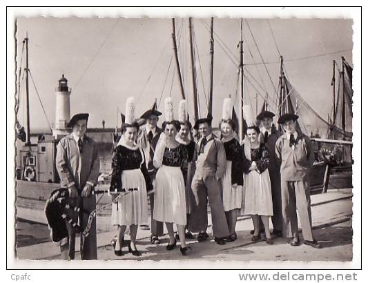 Carte 1950 GUILVINEC / Chalutiers Dans Le Port / Bigoudens Sur Le Port - Guilvinec